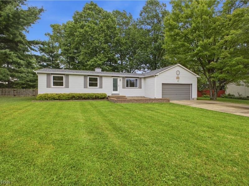 1734 Shannon Circle, Mineral Ridge, OH 44440 Photo 4
