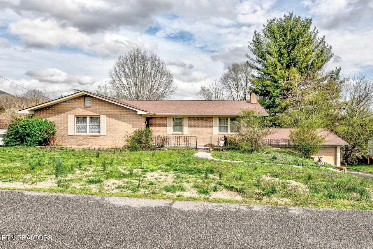 921 Hilltop Drive, Jacksboro, TN 37757 Main Photo