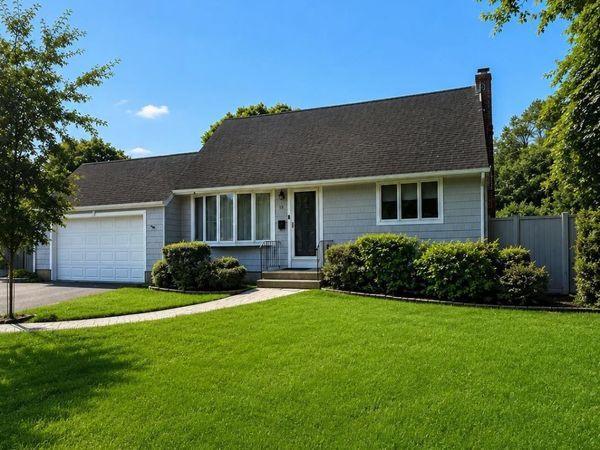 18 Lotus Road , Bayport, NY 11705
