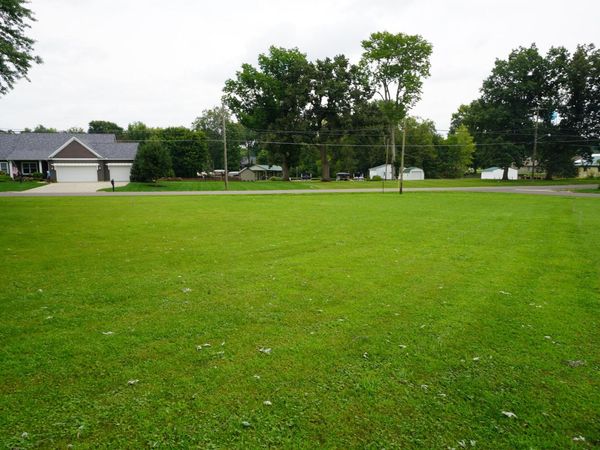 1102 W Lakeshore SE, Hebron, OH 43025