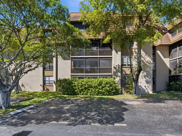 661 NE 195th St , Unit 104, Miami, FL 33179