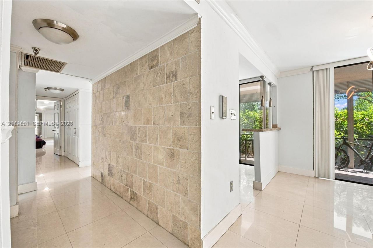 661 NE 195th St , Unit 104, Miami, FL 33179 Photo