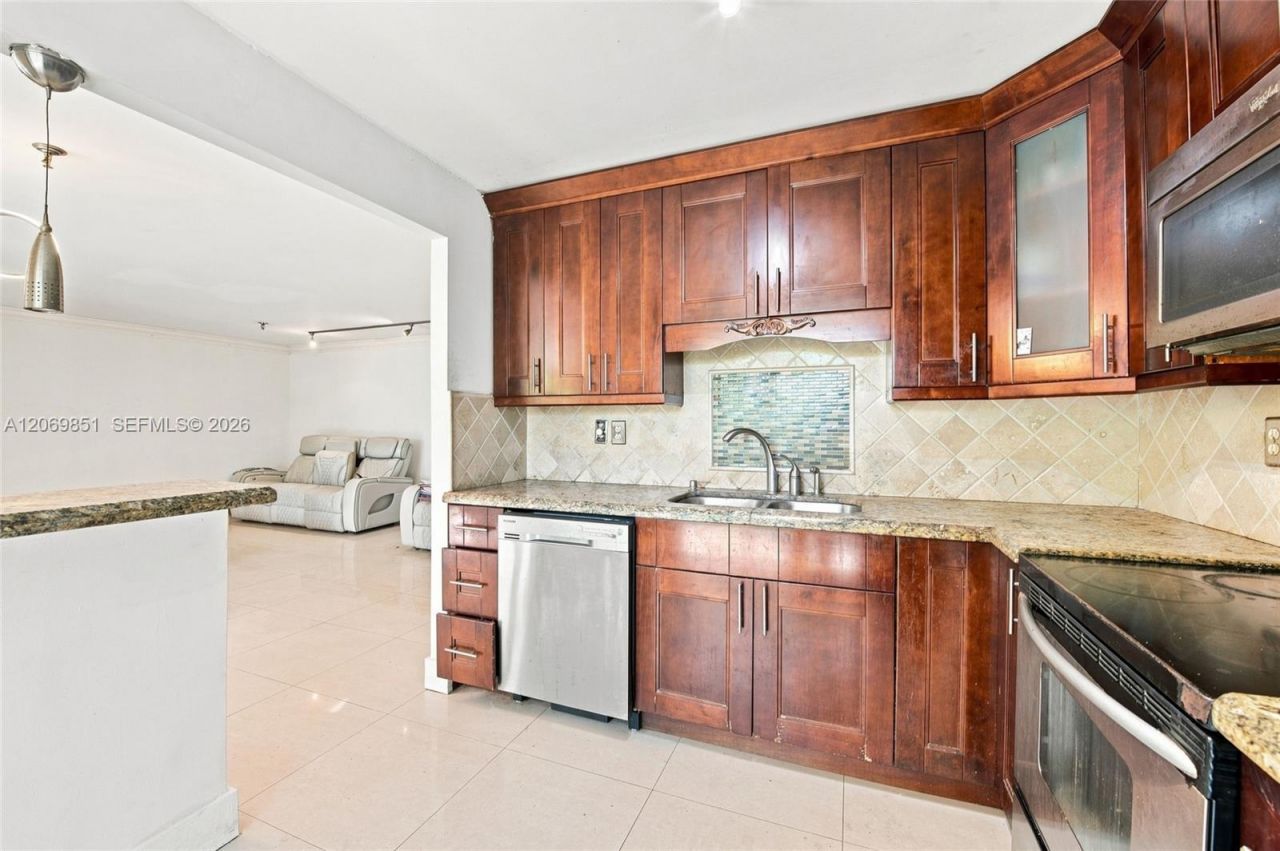 661 NE 195th St , Unit 104, Miami, FL 33179 Photo