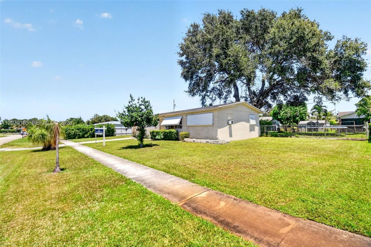 1572 Woodland Ave, West Palm Beach, FL 33415 Photo