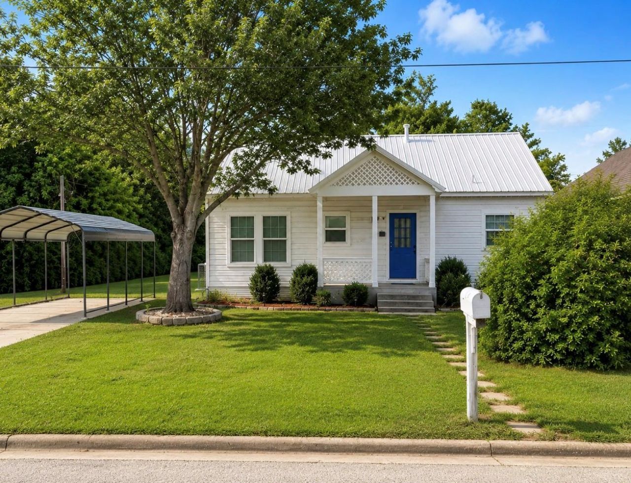 664 E Galveston St, Giddings, TX 78942 Main Photo
