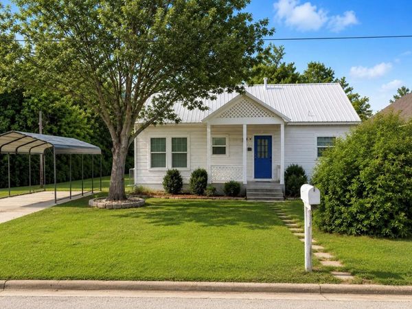 664 E Galveston ST, Giddings, TX 78942