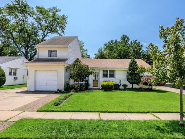 79 Spruce Lane , Valley Stream, NY 11581