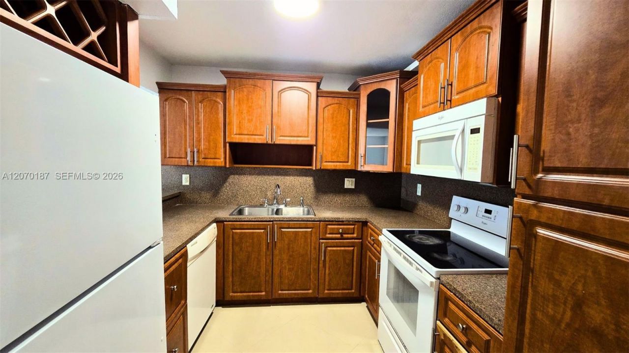 6990 NW 186th St, Unit 4-111, Hialeah, FL 33015 Photo