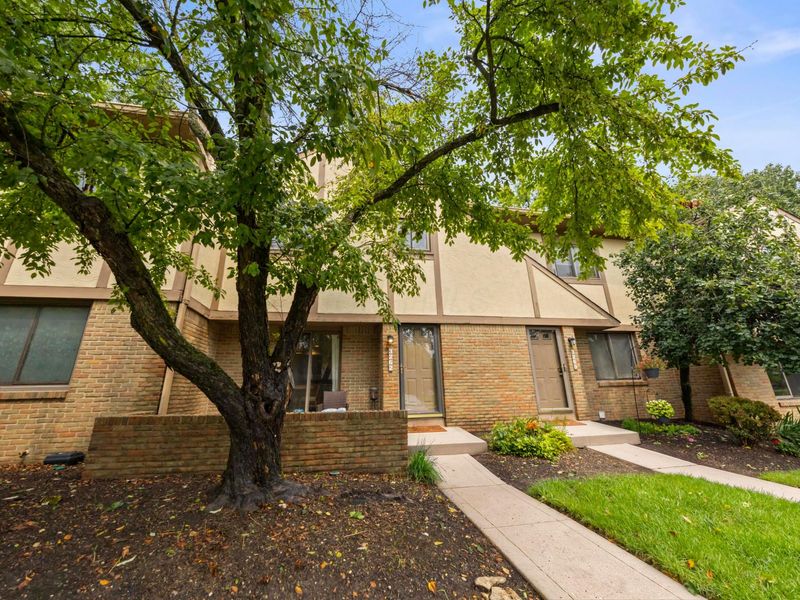 3262 Brookview Way, Unit 11, Columbus, OH 43221 Photo 4