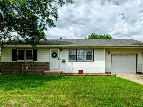 1010 Middle Road , Camanche, IA 52730