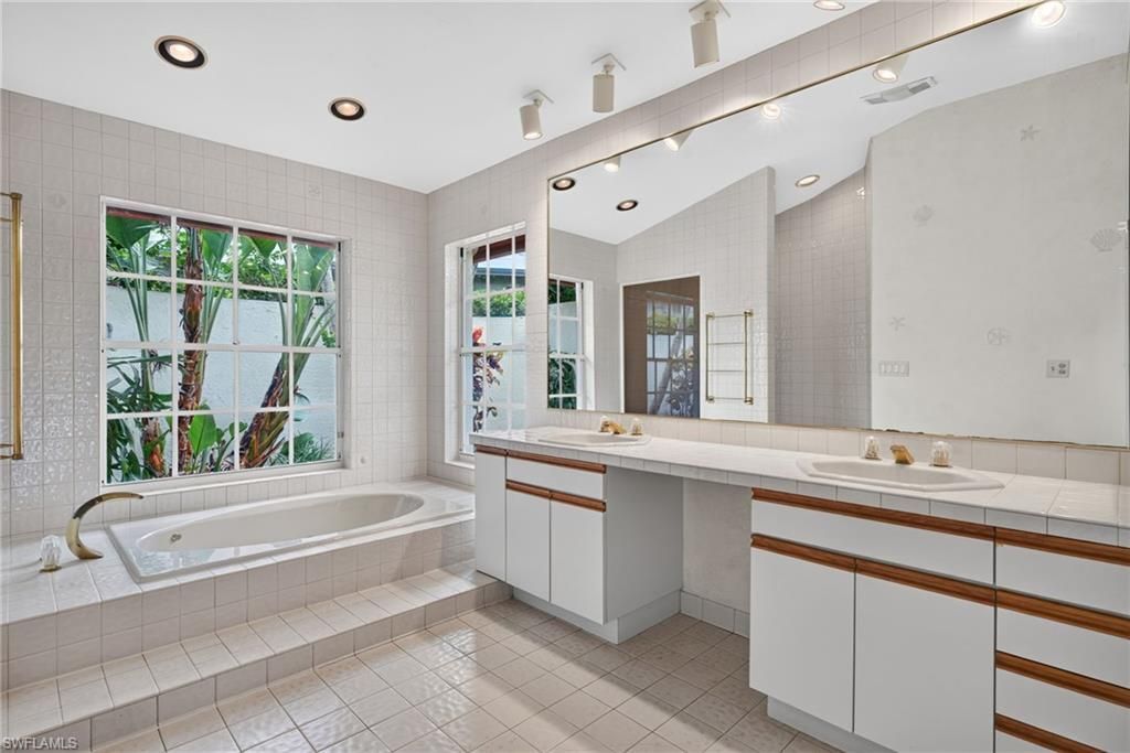 700 Hollybriar Ln, Naples, FL 34108 Photo