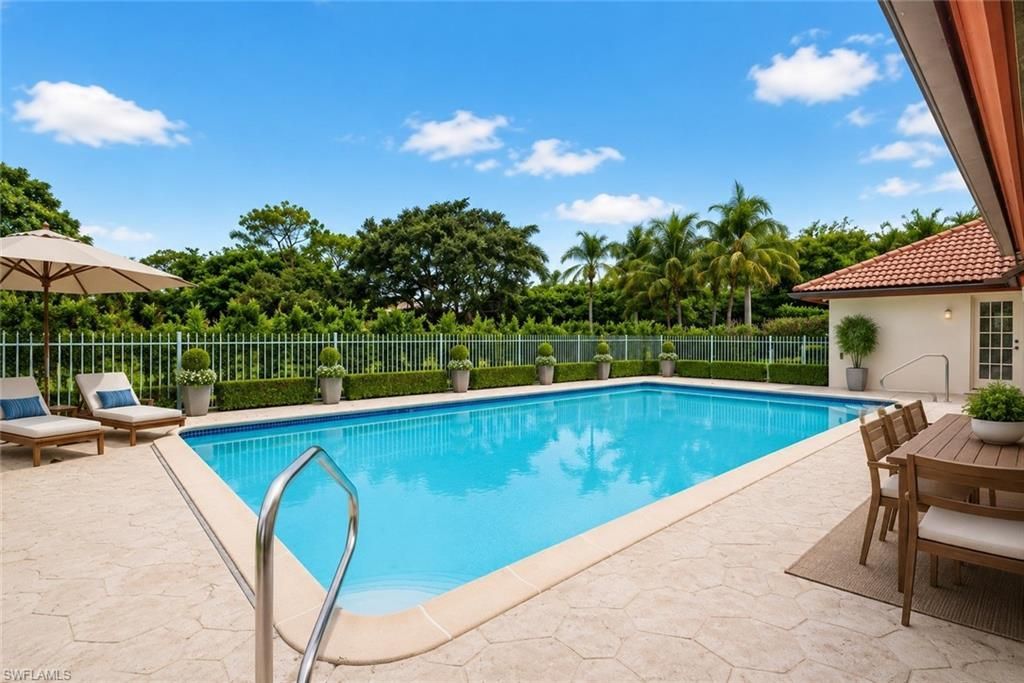 700 Hollybriar Ln, Naples, FL 34108 Photo