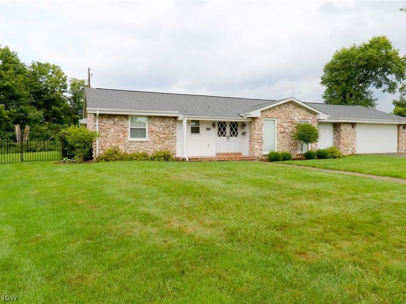 2306 Alexander Manor W, Steubenville, OH 43952 Photo 2