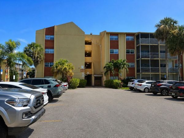 3700 NW 21st St, Unit 206, Lauderdale Lakes, FL 33311