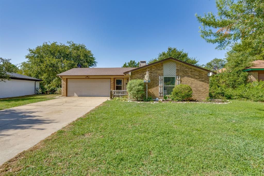 741 NW James Circle, Burleson, TX 76028 Main Photo