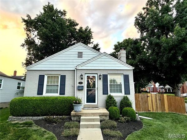 22 Stratford Lane, Brentwood, MO 63144