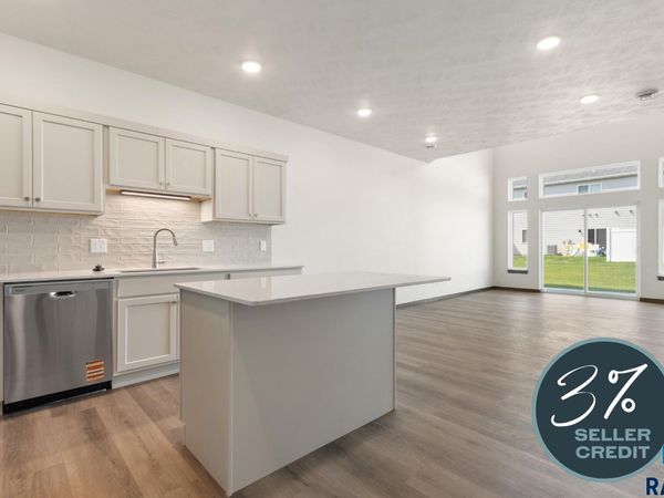 2406 E Jetty Pl, Sioux Falls, SD 57108