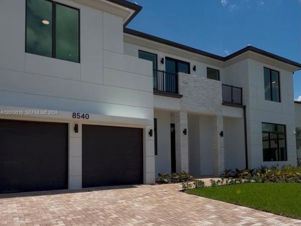 16203 NW 84th Pl, Miami Lakes, FL 33016