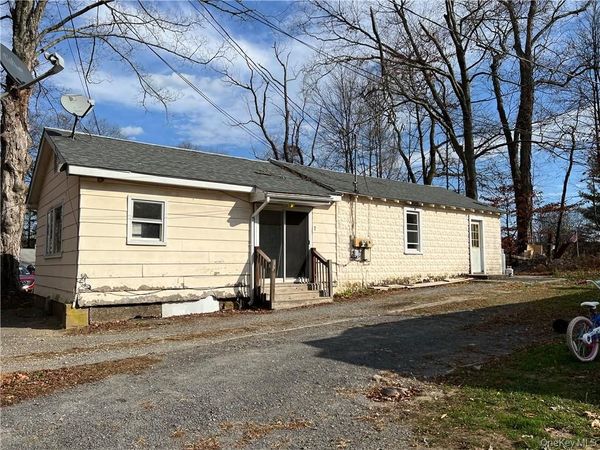 7 S High Street , Bloomingburg, NY 12721