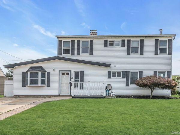 17 Chickadee Lane , Levittown, NY 11756