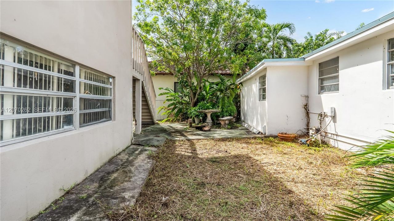 2100 SW 25th St , Miami, FL 33133 Photo