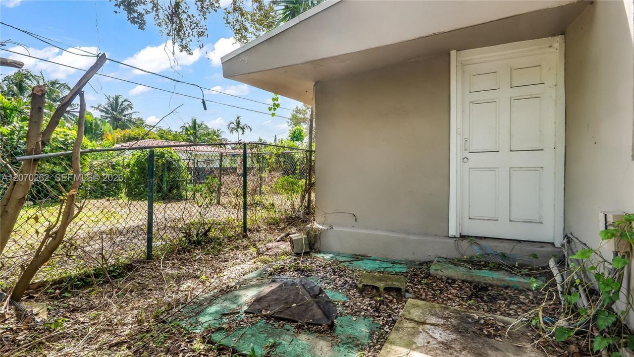 2100 SW 25th St , Miami, FL 33133 Photo