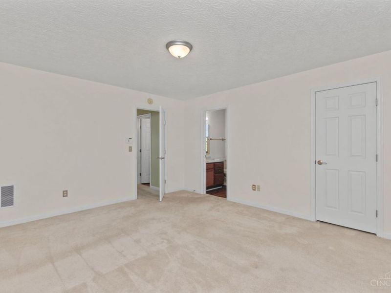 102 Lights Pointe Court, Ohio Township, OH 45157 Photo 17