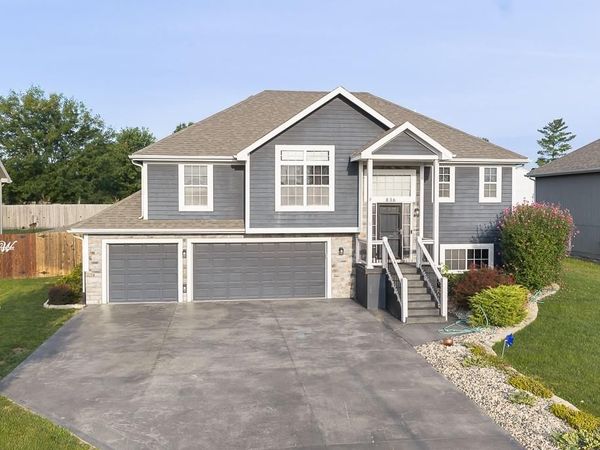 836 N Oak Terrace, Tonganoxie, KS 66086