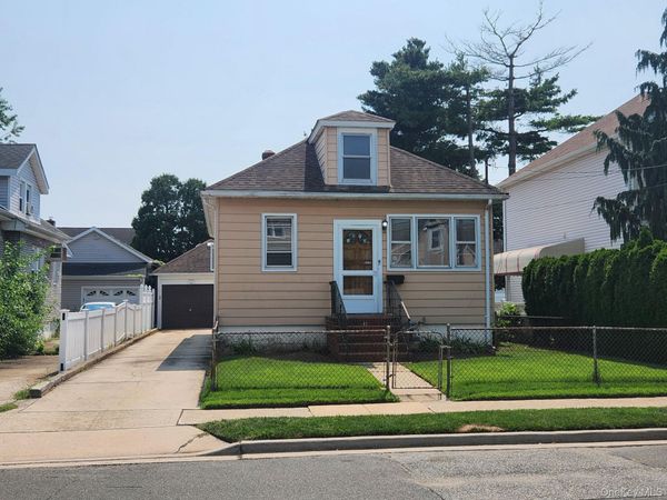 1073 Concord Street , Franklin Square, NY 11010
