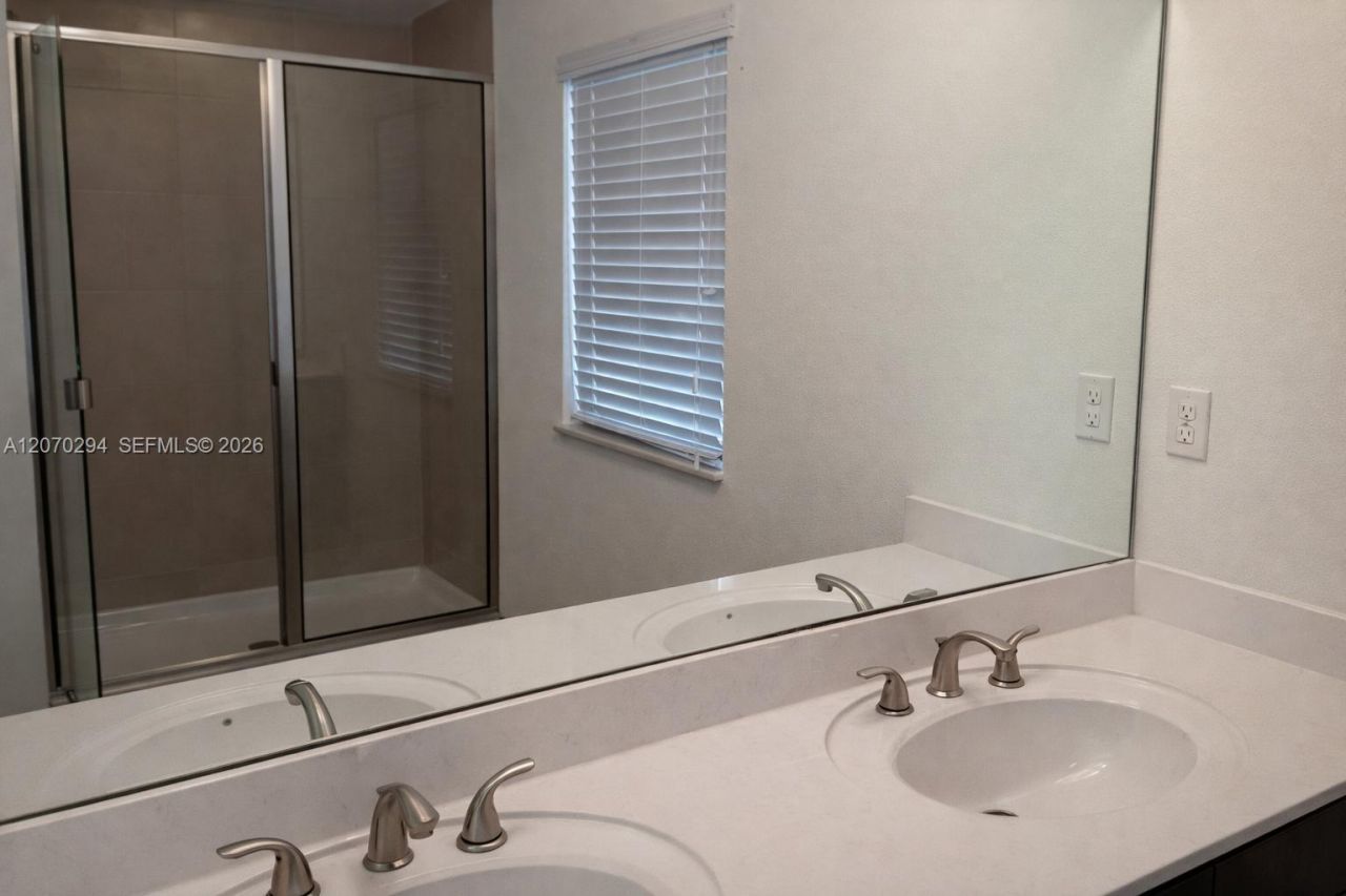 426 NE 194th Ter , Miami, FL 33179 Photo