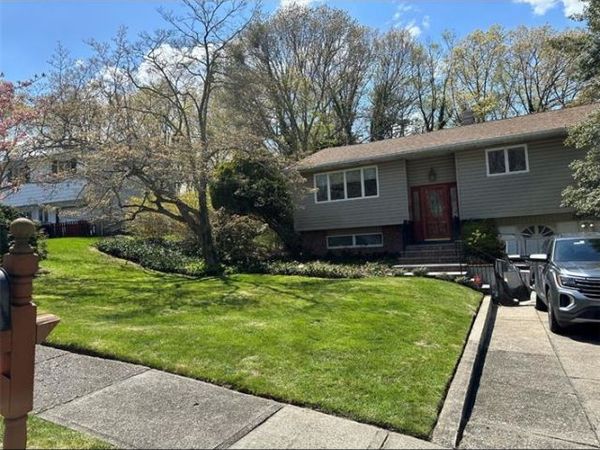 18 Greenwich Road , Smithtown, NY 11787