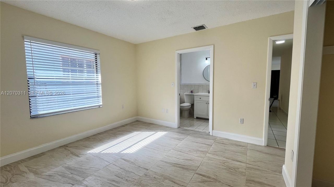 2820 SW 25th St , Unit 2820, Miami, FL 33133 Photo