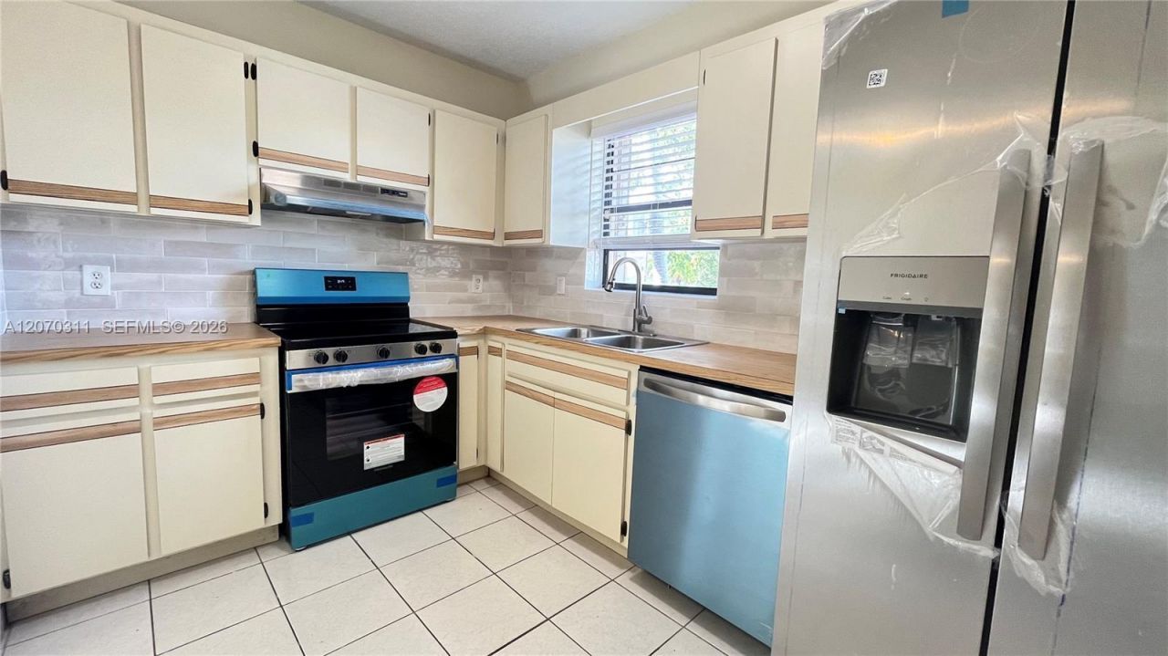 2820 SW 25th St , Unit 2820, Miami, FL 33133 Photo