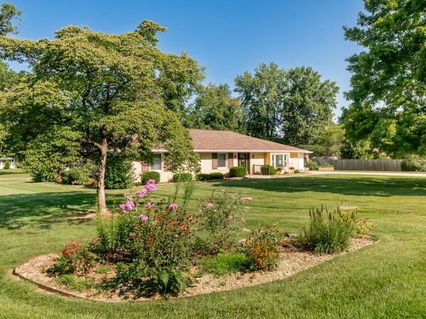 1144 North Drive, Seymour, IN 47274
