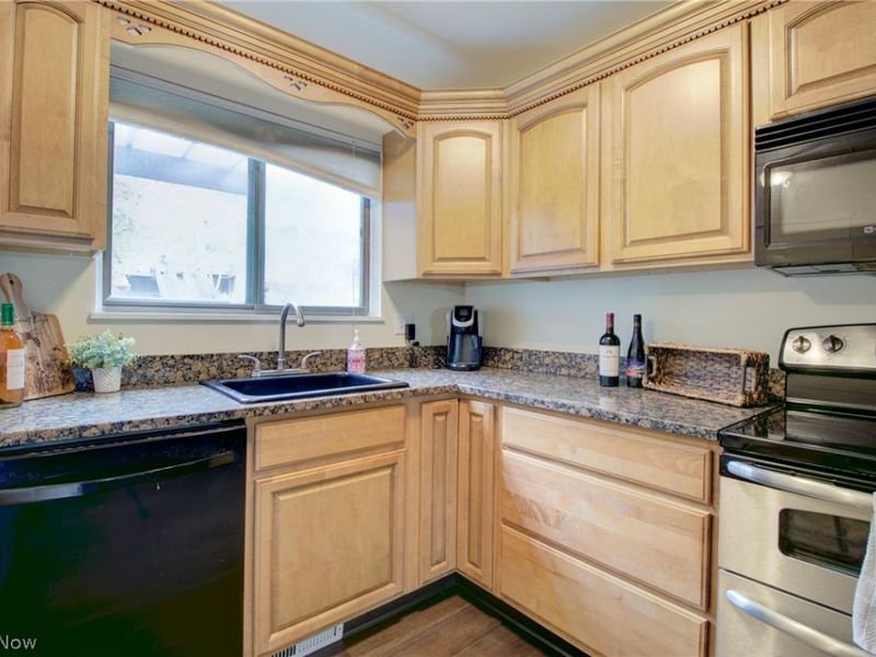 9420 Bassett Lane, North Royalton, OH 44133 Photo 6