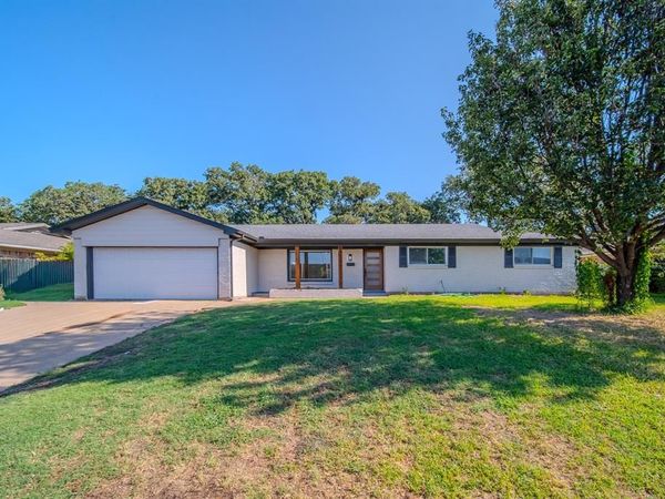 532 Plainview Drive, Hurst, TX 76054
