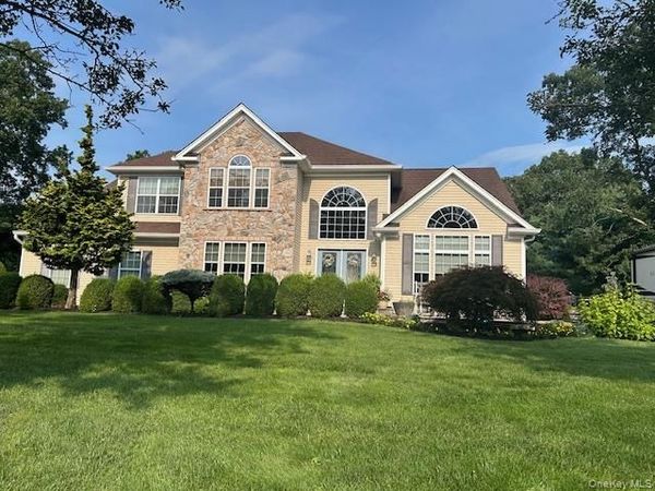 11 Horstead Court , Yaphank, NY 11980