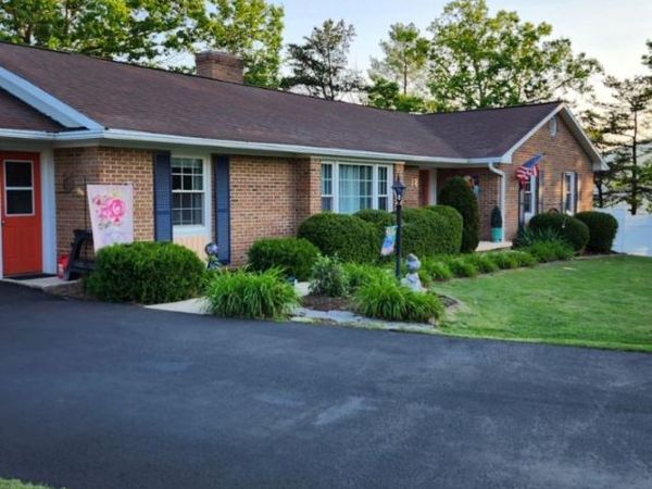 18 OVERLOOK DRIVE, PETERSBURG, WV 26847