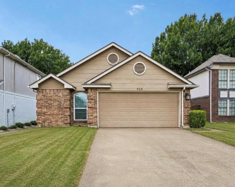 924 Ramblewood Drive, Lewisville, TX 75067 Main Photo