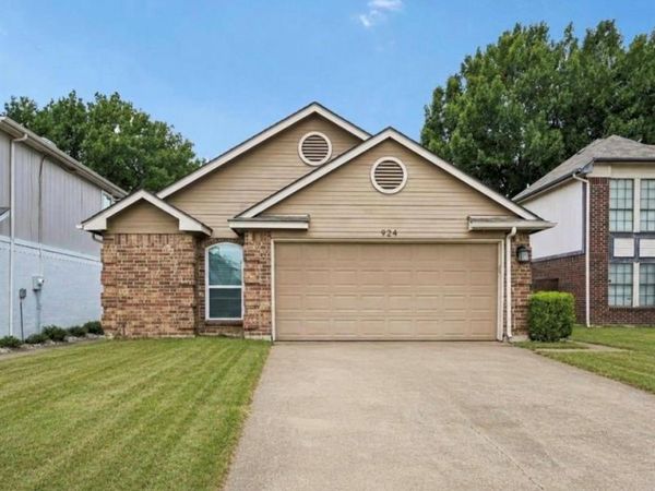 924 Ramblewood Drive, Lewisville, TX 75067