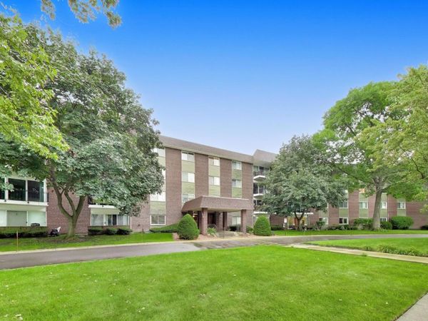 1030 S Fernandez Avenue, Unit 2B, Arlington Heights, IL 60005