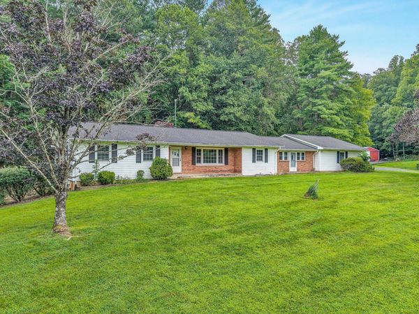 2286 Drewrys Hill RD, Vinton, VA 24179