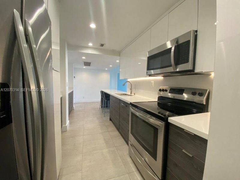 5401 Collins Ave , Unit 620, Miami Beach, FL 33140 Photo