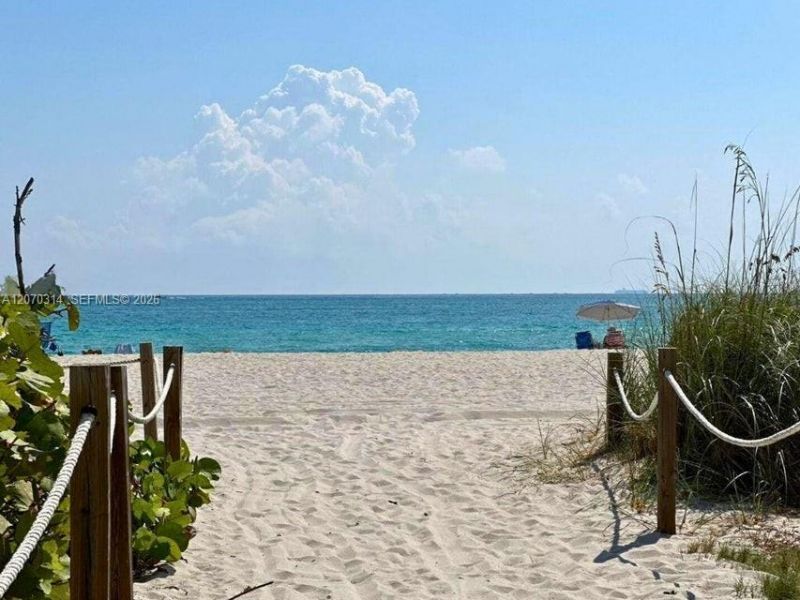 5401 Collins Ave , Unit 620, Miami Beach, FL 33140 Photo