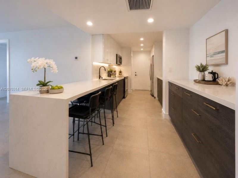 5401 Collins Ave , Unit 620, Miami Beach, FL 33140 Photo