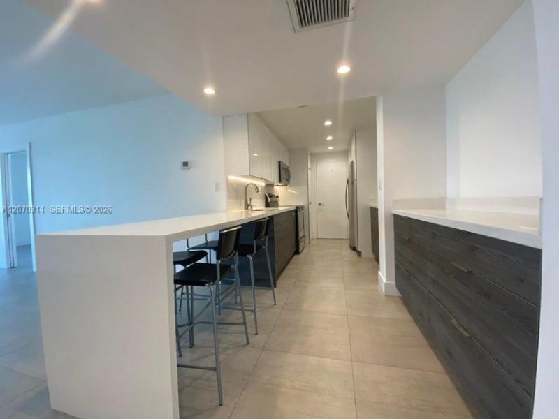 5401 Collins Ave , Unit 620, Miami Beach, FL 33140 Photo