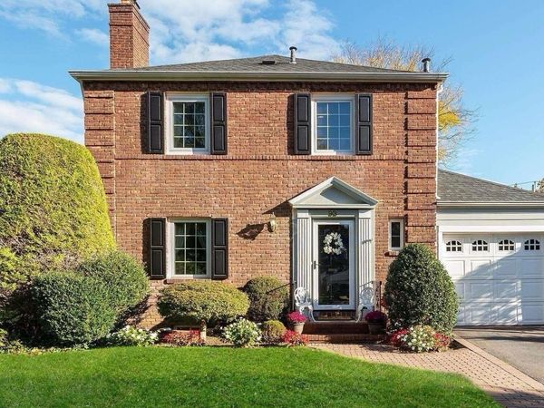 93 Kingsbury Road, Garden City, NY 11530