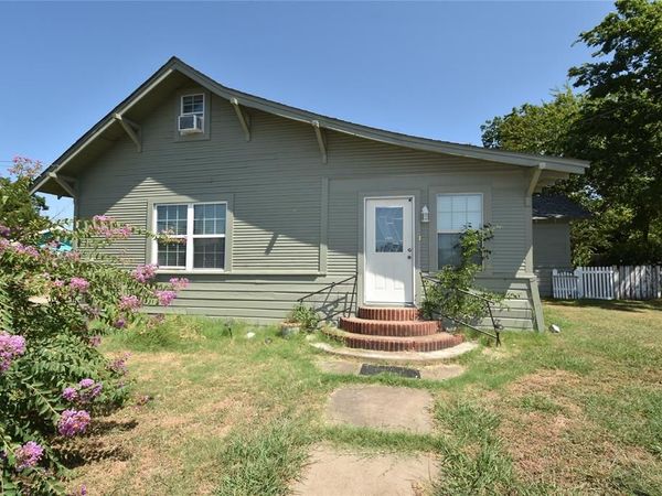 215 E 11th Street, Bonham, TX 75418