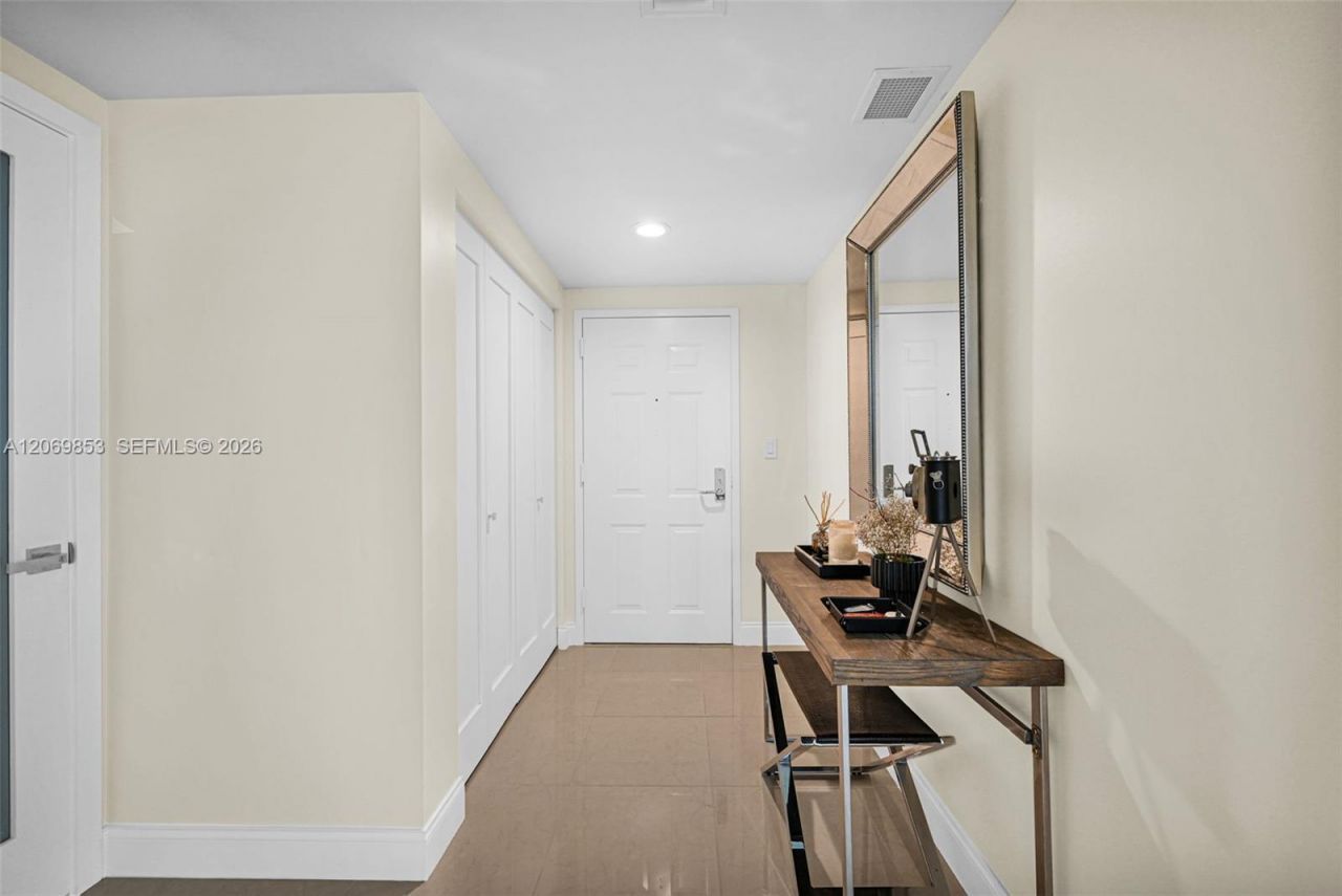 19501 W Country Club Dr , Unit 1004, Aventura, FL 33180 Photo