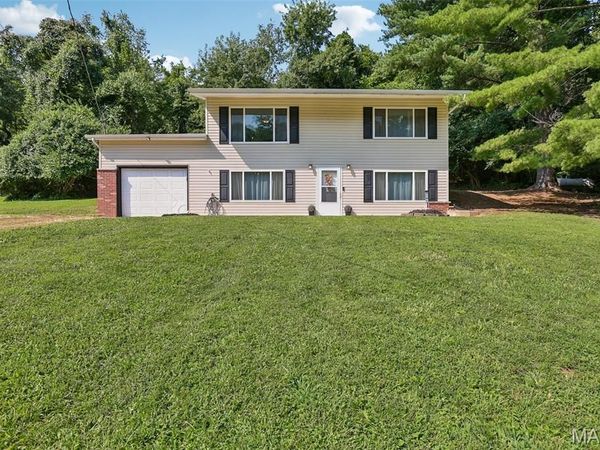 2101 Linnus Drive, High Ridge, MO 63049